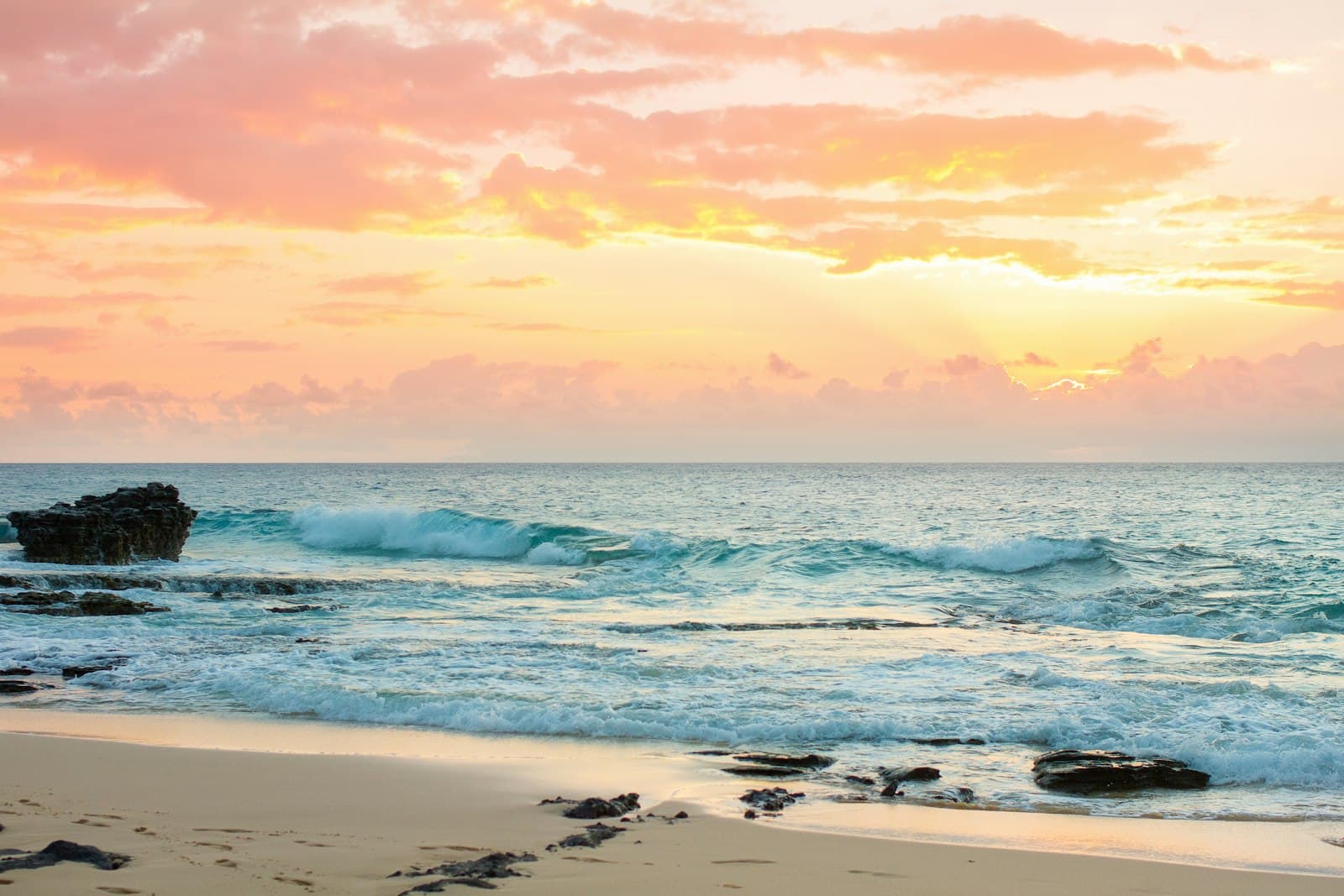 Pastel sunrise over the ocean off Oʻahu's Windward coast